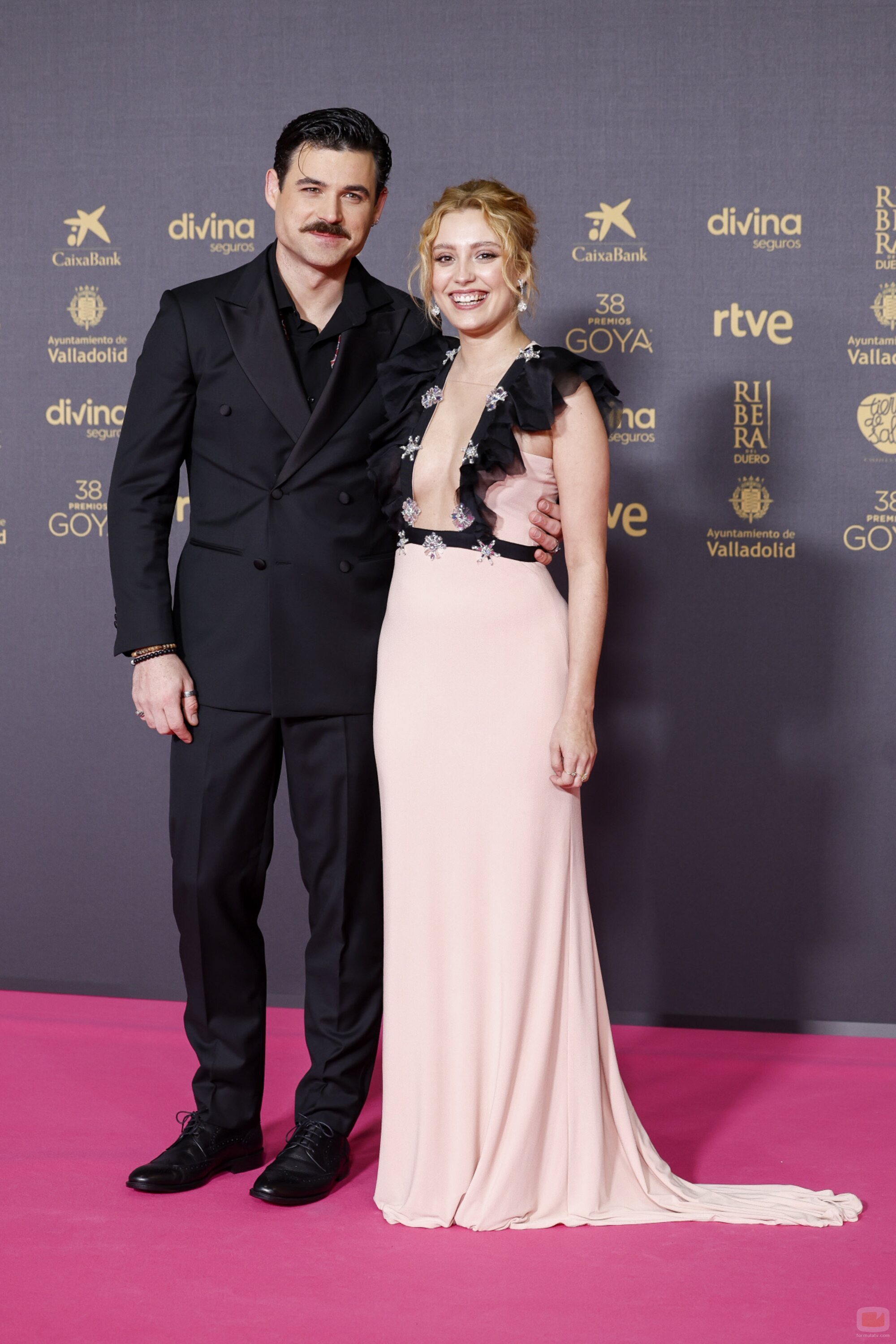 Arturo García Sancho y Ana Garcés, actores de 'La promesa', en la alfombra roja de los Premios Goya 2024