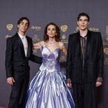 Los presentadores de los Premios Goya 2024 posan juntos en la alfombra roja