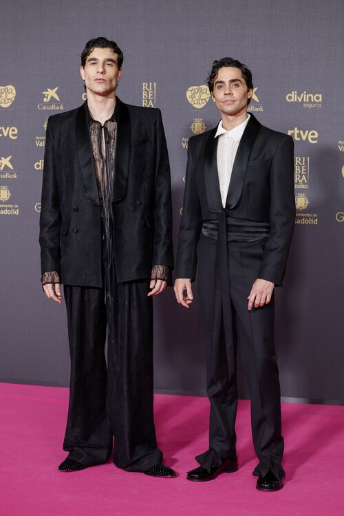 Javier Calvo y Javier Ambrossi en la alfombra roja de los Premios Goya 2024