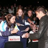 Maxi Iglesias firma autógrafos a sus fans