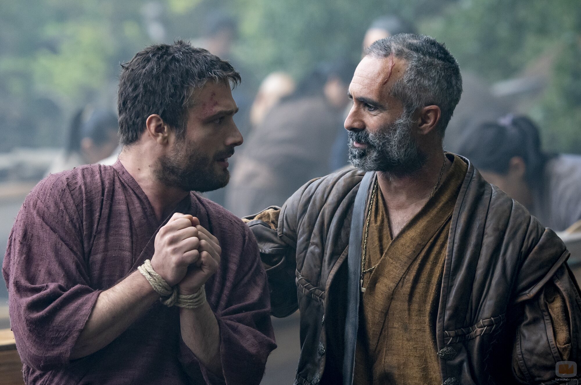 Cosmo Jarvis y Nestor Carbonell en 'Shogun'