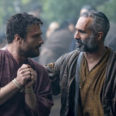 Cosmo Jarvis y Nestor Carbonell en 'Shogun'