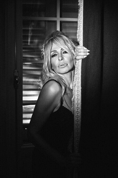 Posado de María Bas, cantante de Nebulossa