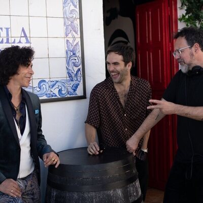 Óscar Jaenada, Ricardo Gómez y Paco Plaza, en el rodaje de 'La suerte'