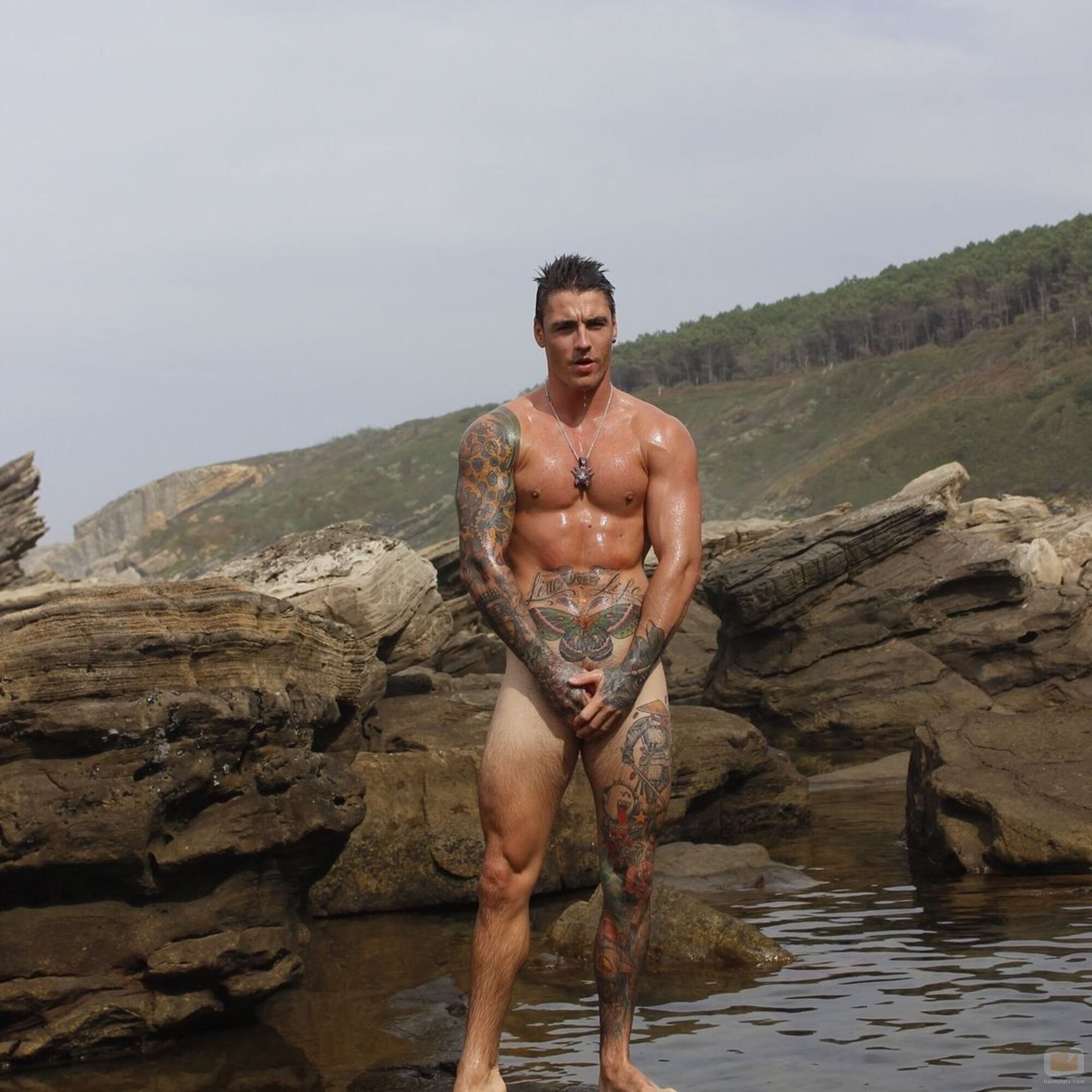 Gorka Ibarguren posa totalmente desnudo en la playa