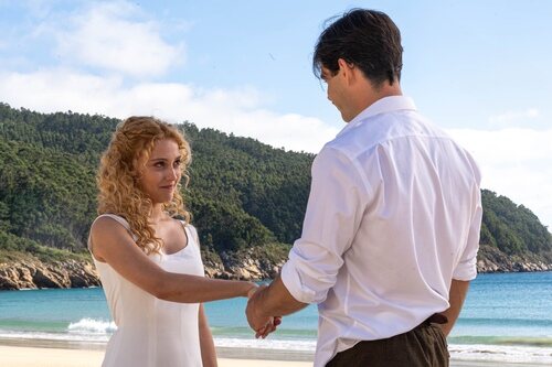Jana y Manuel en la playa en 'La promesa'