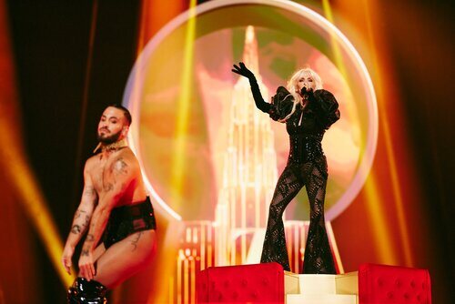 Mery Bas, de Nebulossa (España), sobre el sofá en la Semifinal 2 de Eurovisión 2024