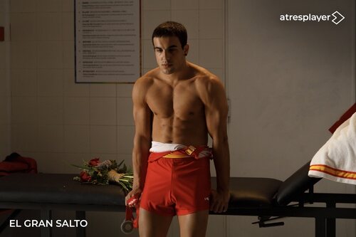 Óscar Casas con una medalla en la mano en 'El gran salto'