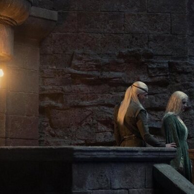Phia Saban y Ewan Mitchell en 2x08 titulado 'La mujer que debía reinar' de 'La Casa del Dragón'