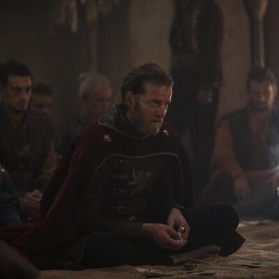Still de Jefferson Hall en 2x08 'La mujer que debía reinar' de 'La Casa del Dragón'