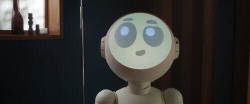 Joanna Sotomura en el 1x02 de 'Sunny'