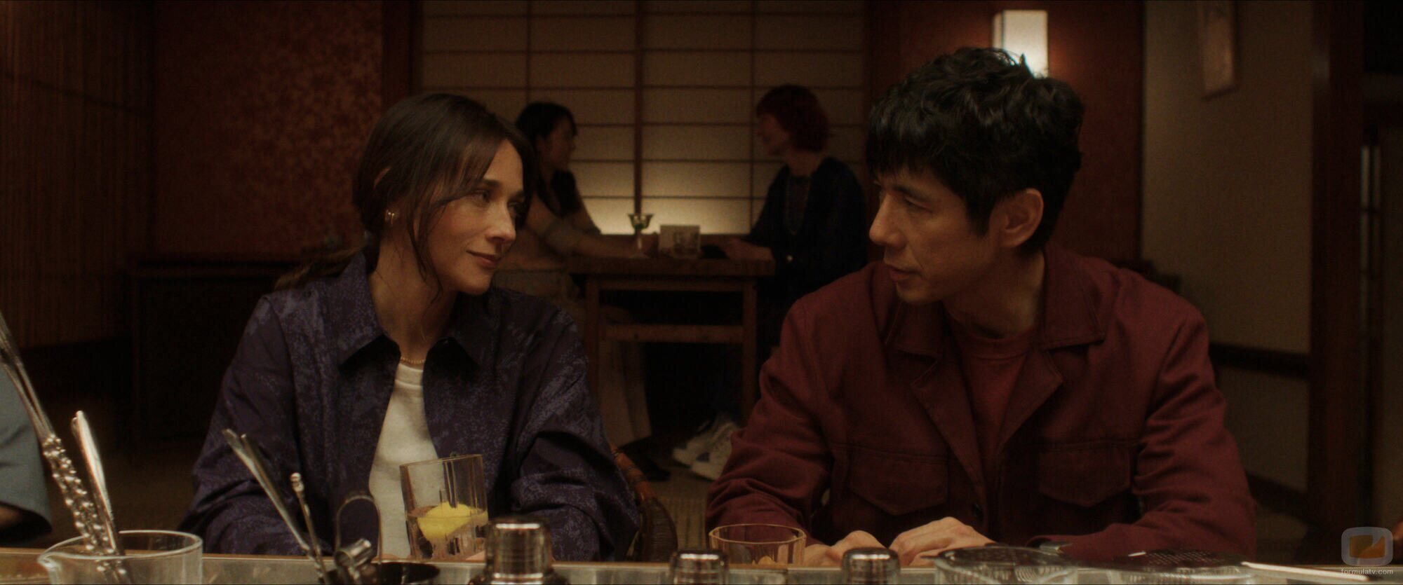 Rashida Jones y Hidetoshi Nishijima en el 1x02 de 'Sunny'