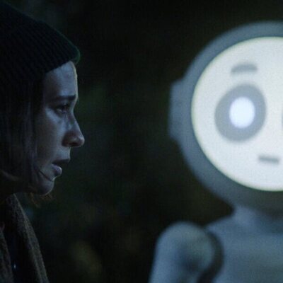 Rashida Jones y Joanna Sotomura en 'Joey Sakamoto' de 'Sunny'