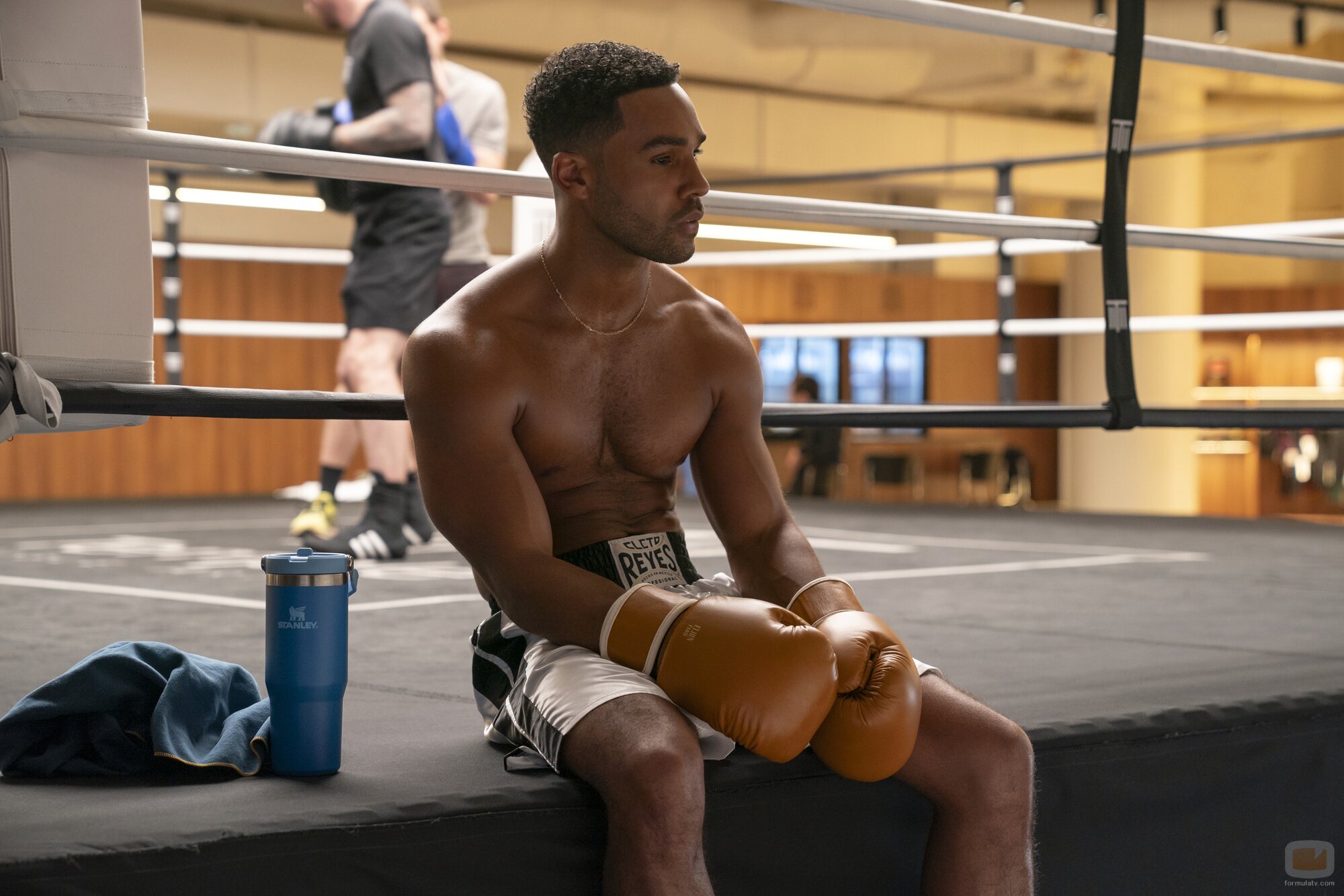 Lucien Laviscount en 'Punto de inflexión' de 'Emily en París'