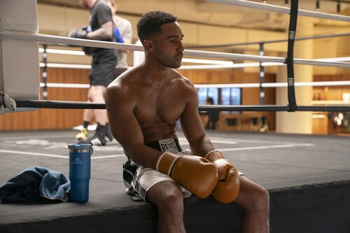 Lucien Laviscount en 'Punto de inflexión' de 'Emily en París'