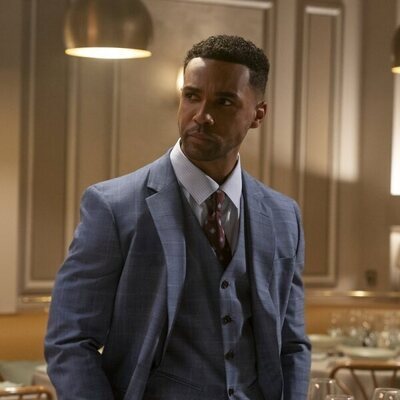 Foto de Lucien Laviscount en 'Punto de inflexión' de 'Emily en París'