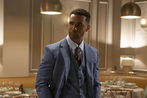 Foto de Lucien Laviscount en 'Punto de inflexión' de 'Emily en París'
