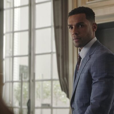 Lucien Laviscount en el 'Punto de inflexión' de 'Emily in Paris'