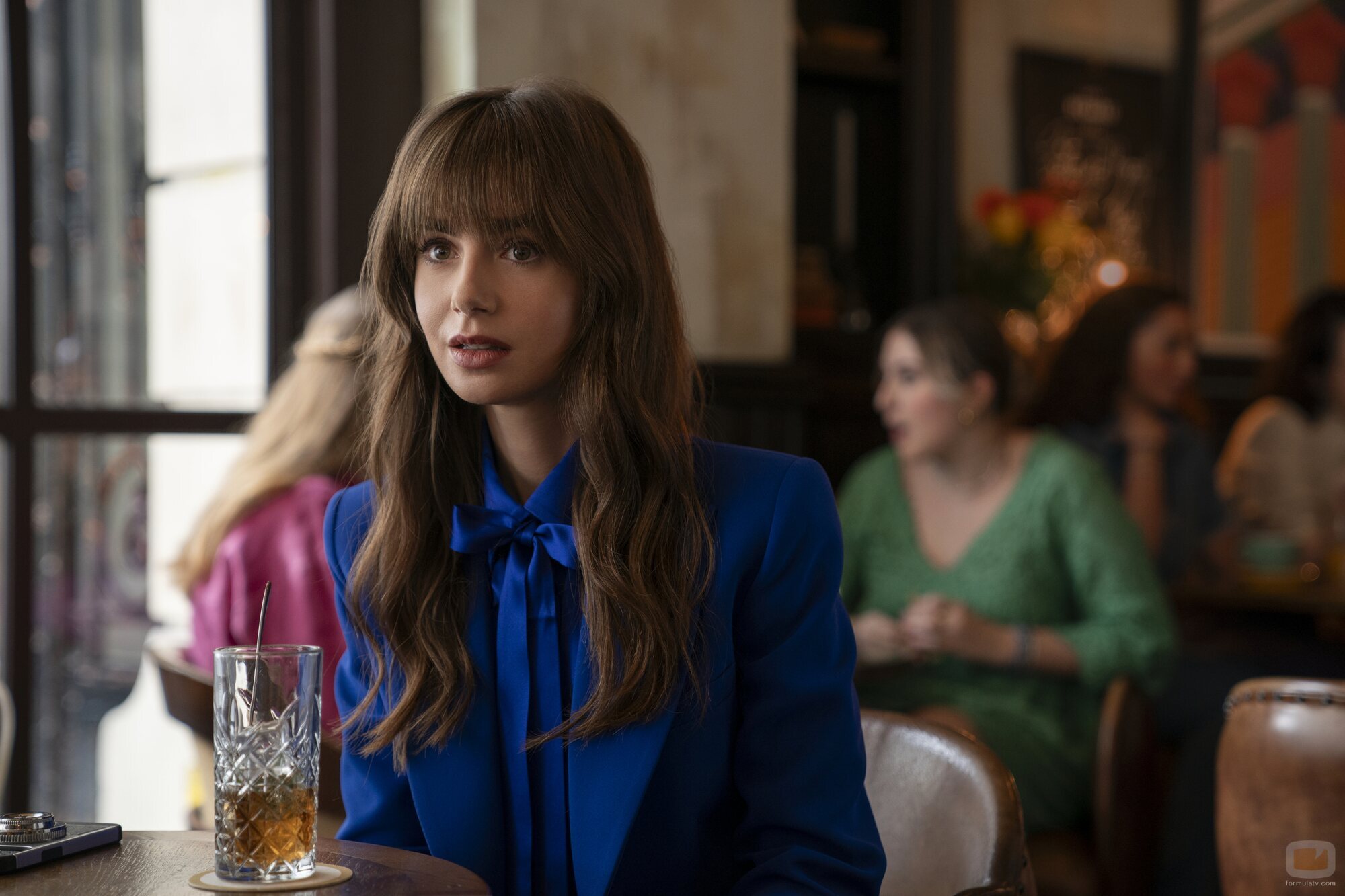 Lily Collins en el 4x02 de 'Emily in Paris'