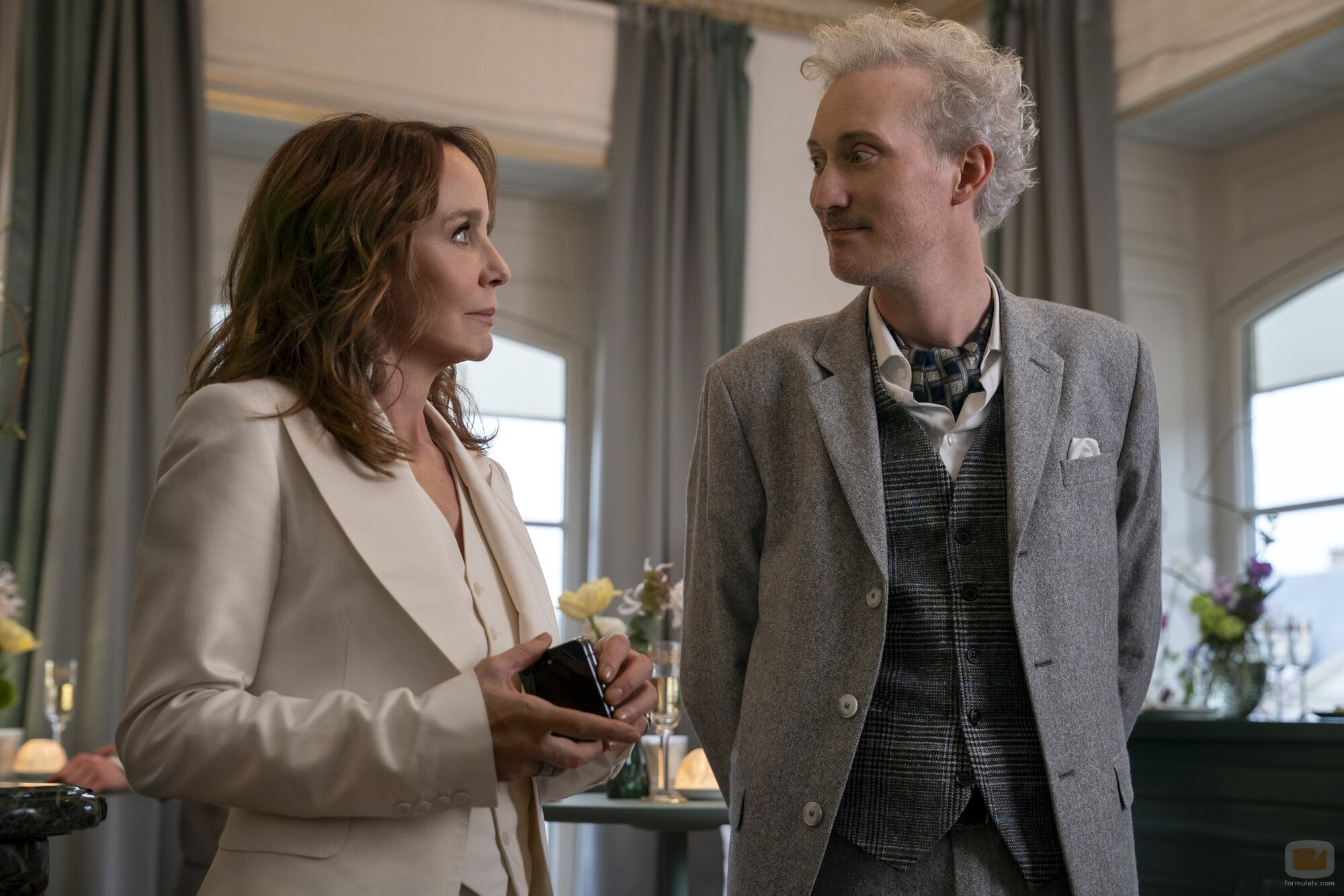 Philippine Leroy-Beaulieu y Bruno Gouery en el 4x02 de 'Emily in Paris'