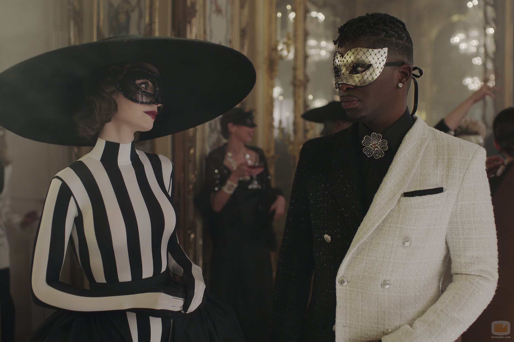 Lily Collins y Samuel Arnold en el 4x03 de 'Emily en París'