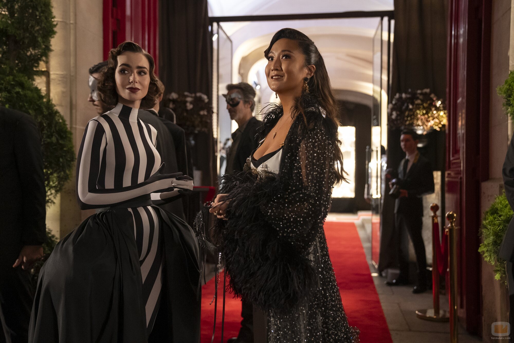 Lily Collins y Ashley Park en 'Baile de máscaras' de 'Emily en París'