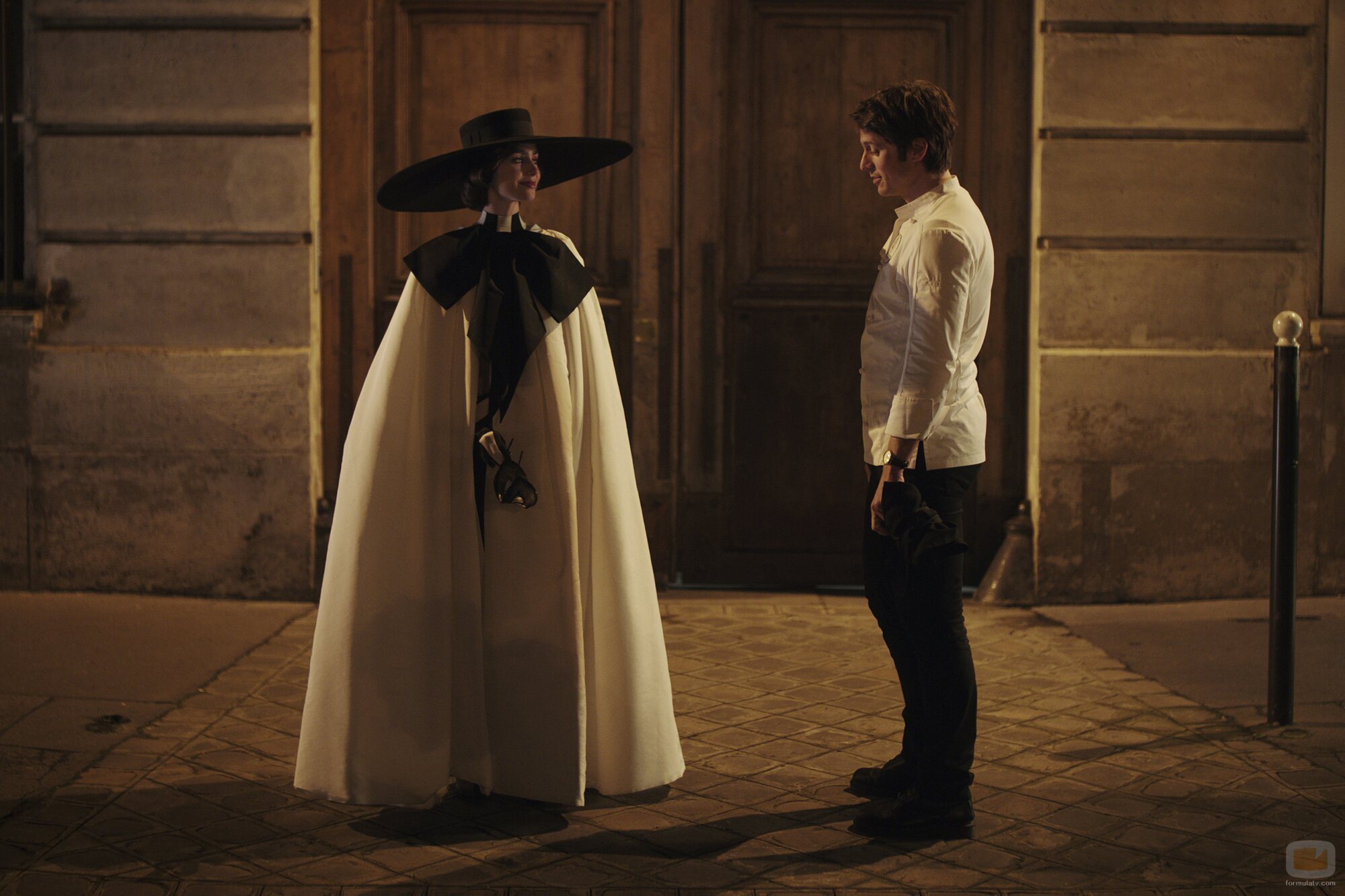 Lily Collins y Lucas Bravo en el 'Baile de máscaras' de 'Emily in Paris'