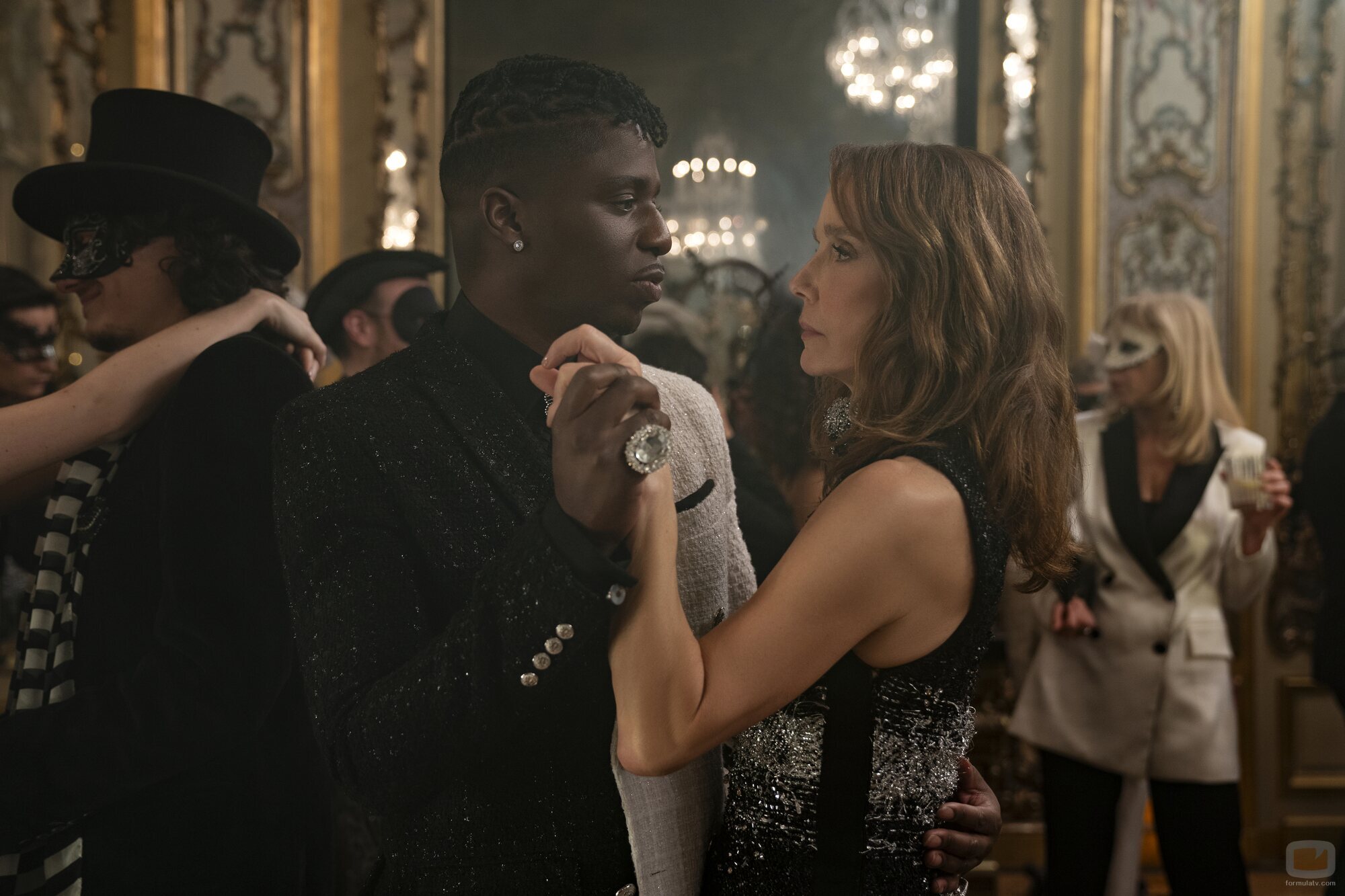 Philippine Leroy-Beaulieu y Samuel Arnold en 'Baile de máscaras' de 'Emily en París'