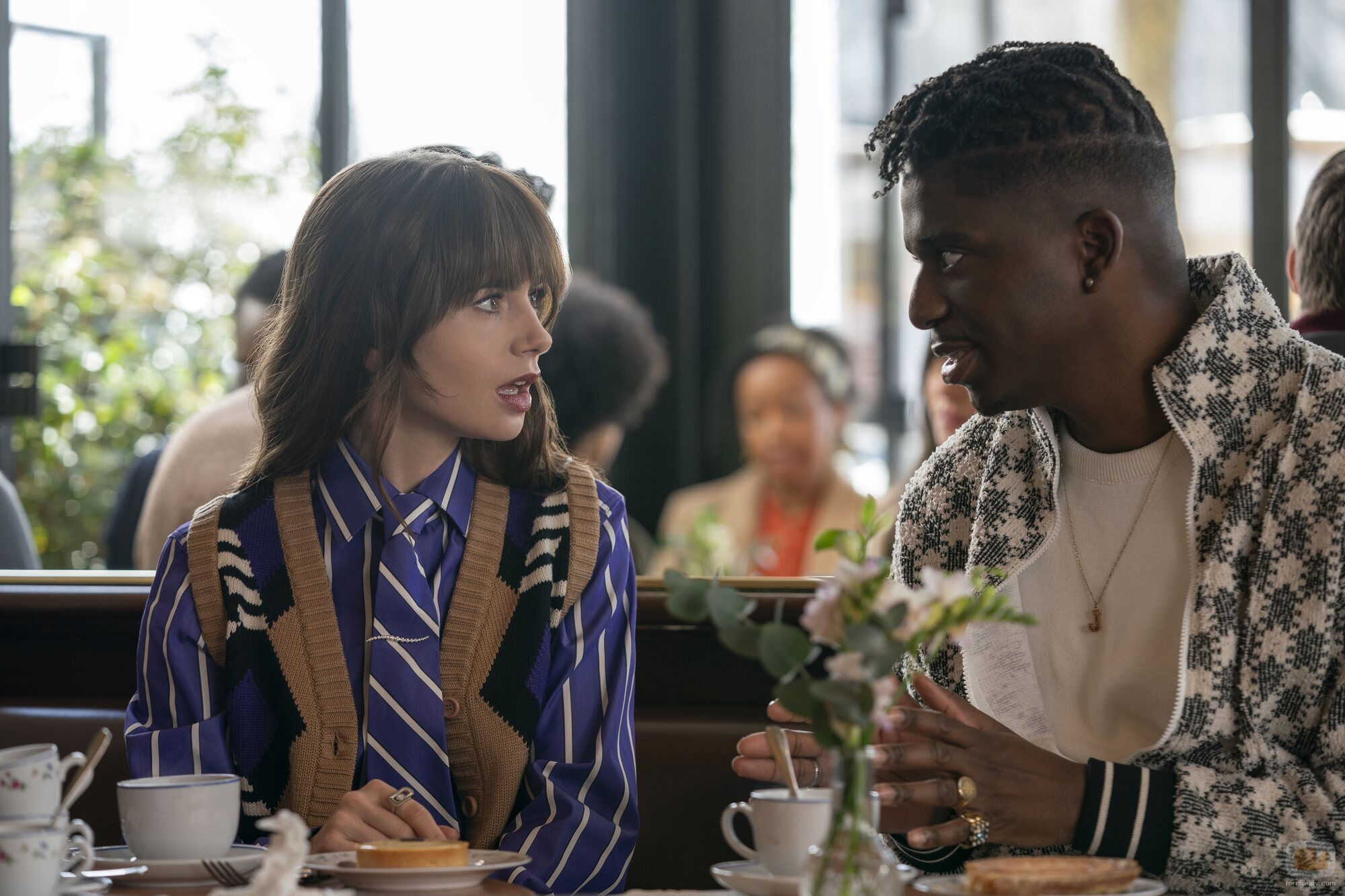 Lily Collins y Samuel Arnold en 'Baile de máscaras' de 'Emily en París'