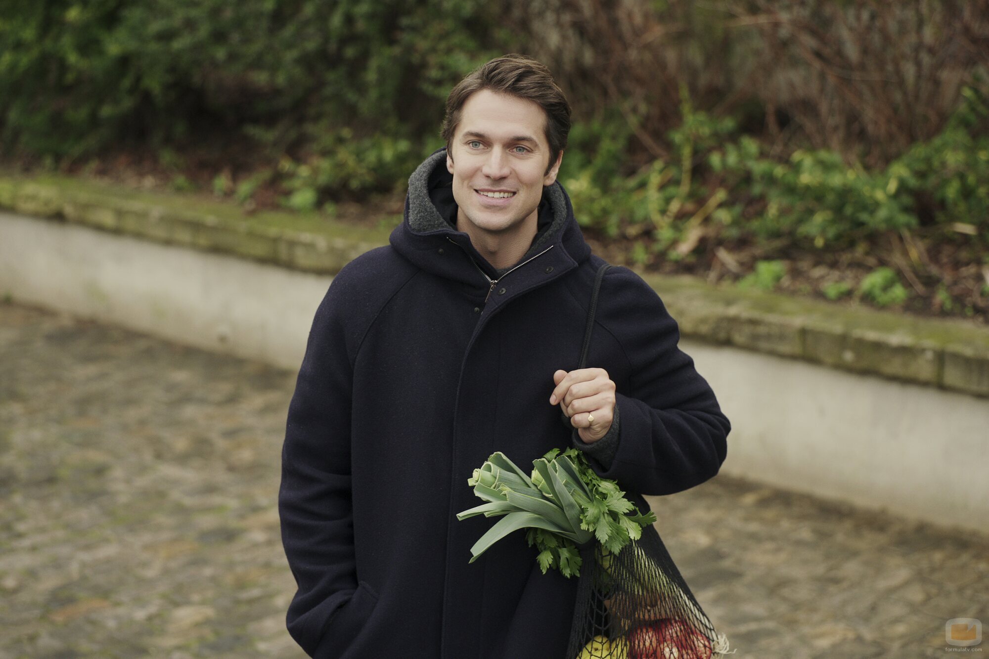 Lucas Bravo en el 4x03 de 'Emily in Paris'