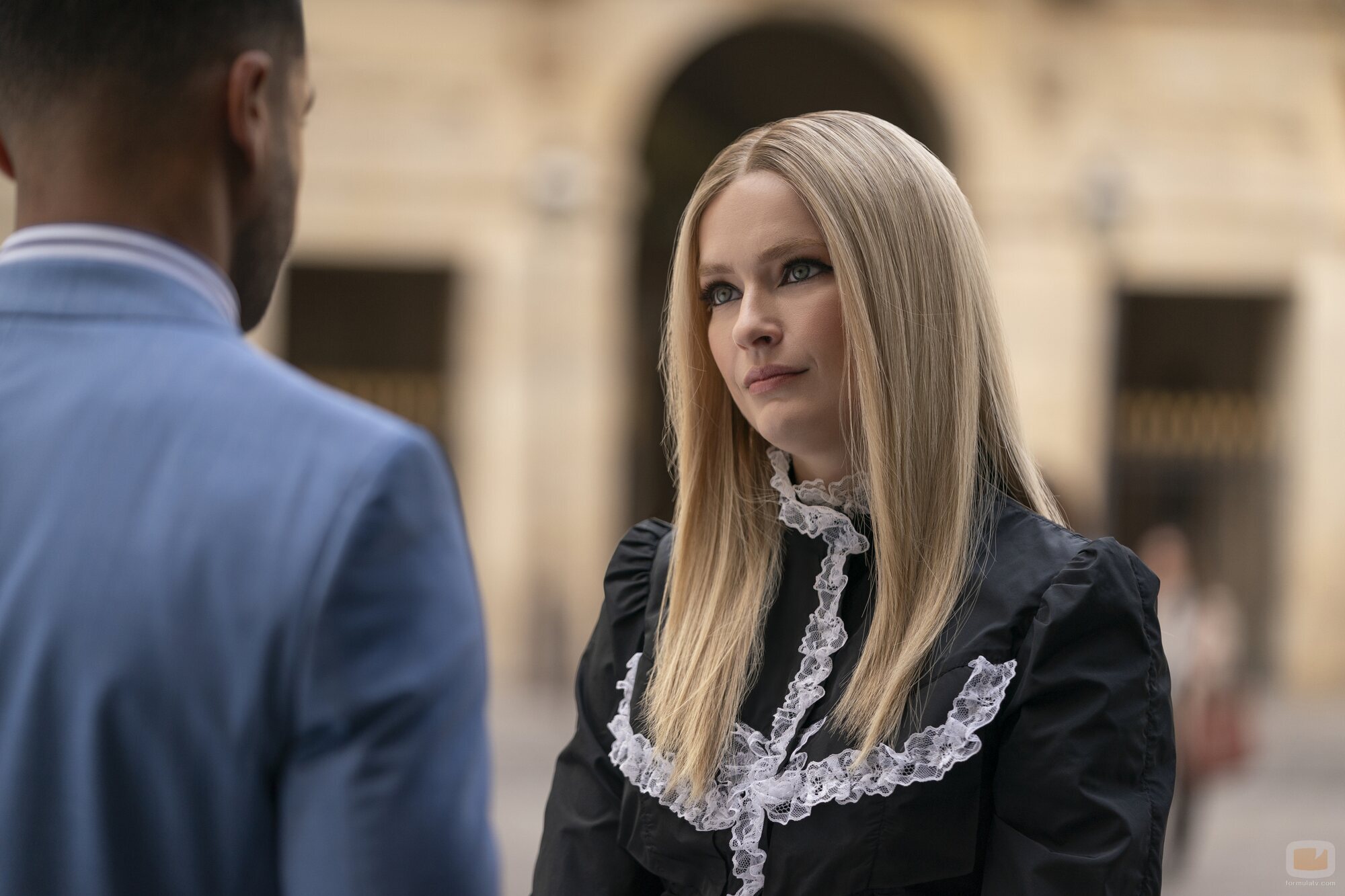 Camille Razat en el 'Baile de máscaras' de 'Emily in Paris'