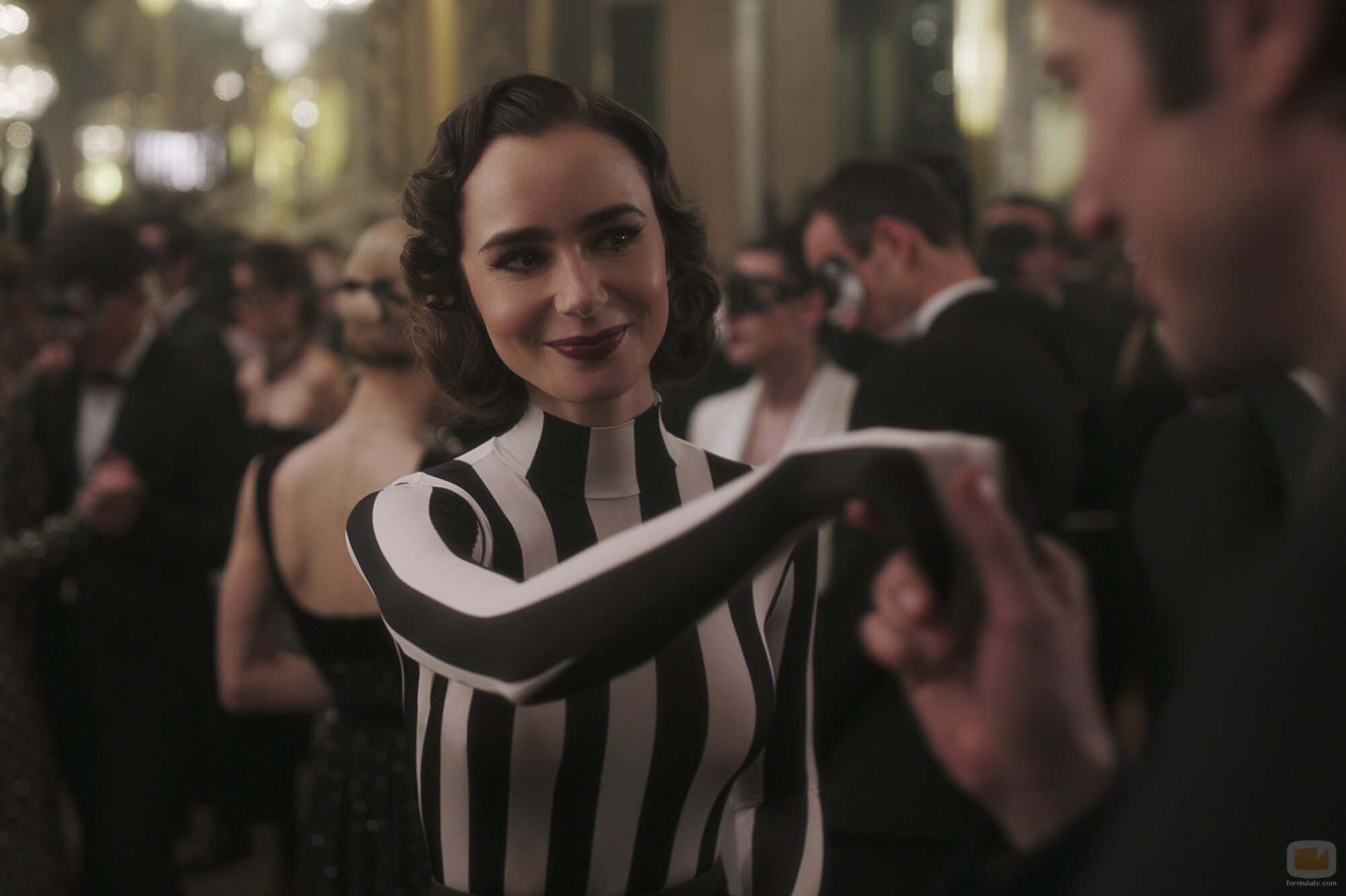 Lily Collins en el 'Baile de máscaras' de 'Emily in Paris'
