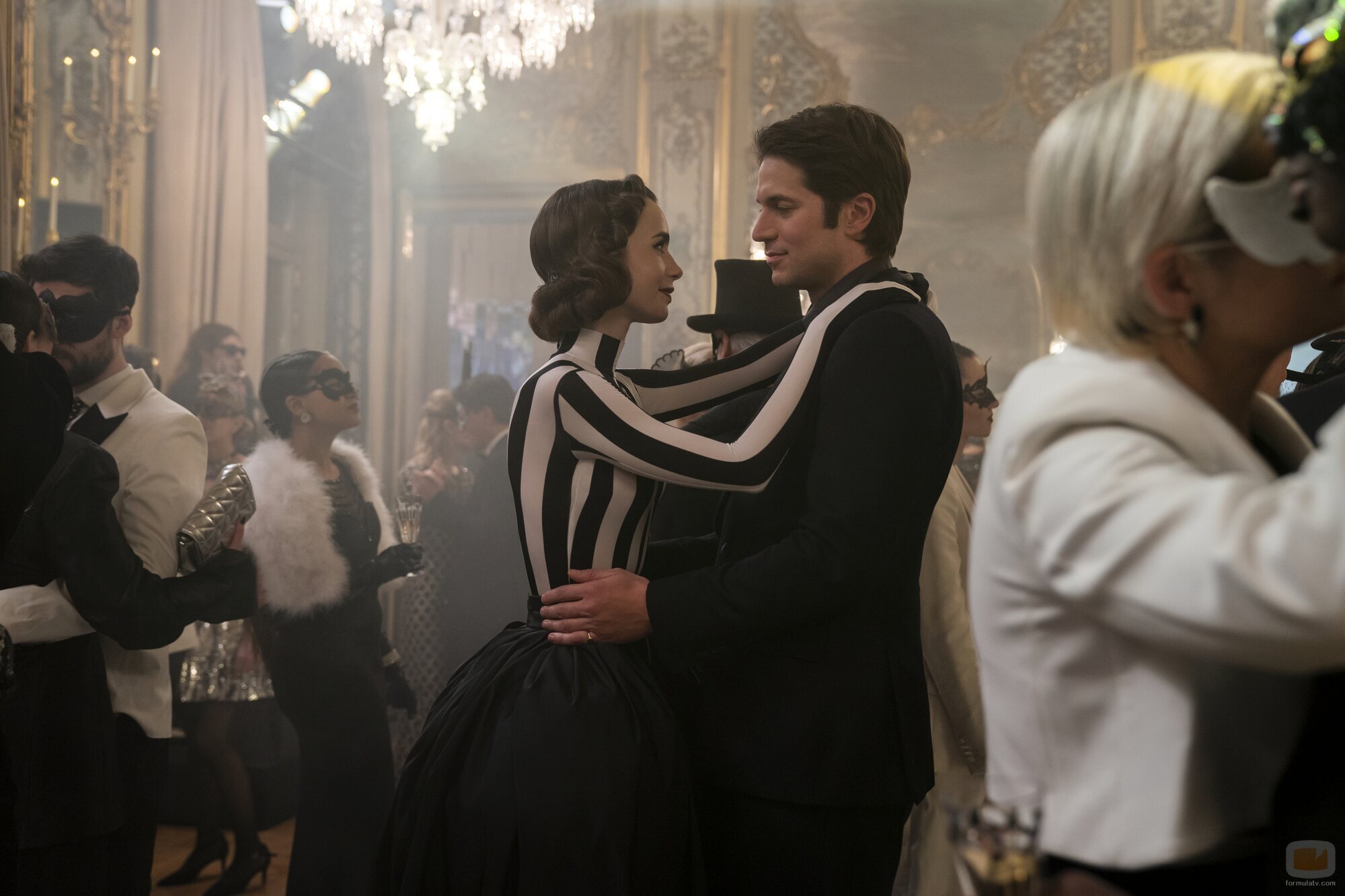 Foto de Lily Collins y Lucas Bravo en el 'Baile de máscaras' de 'Emily in Paris'