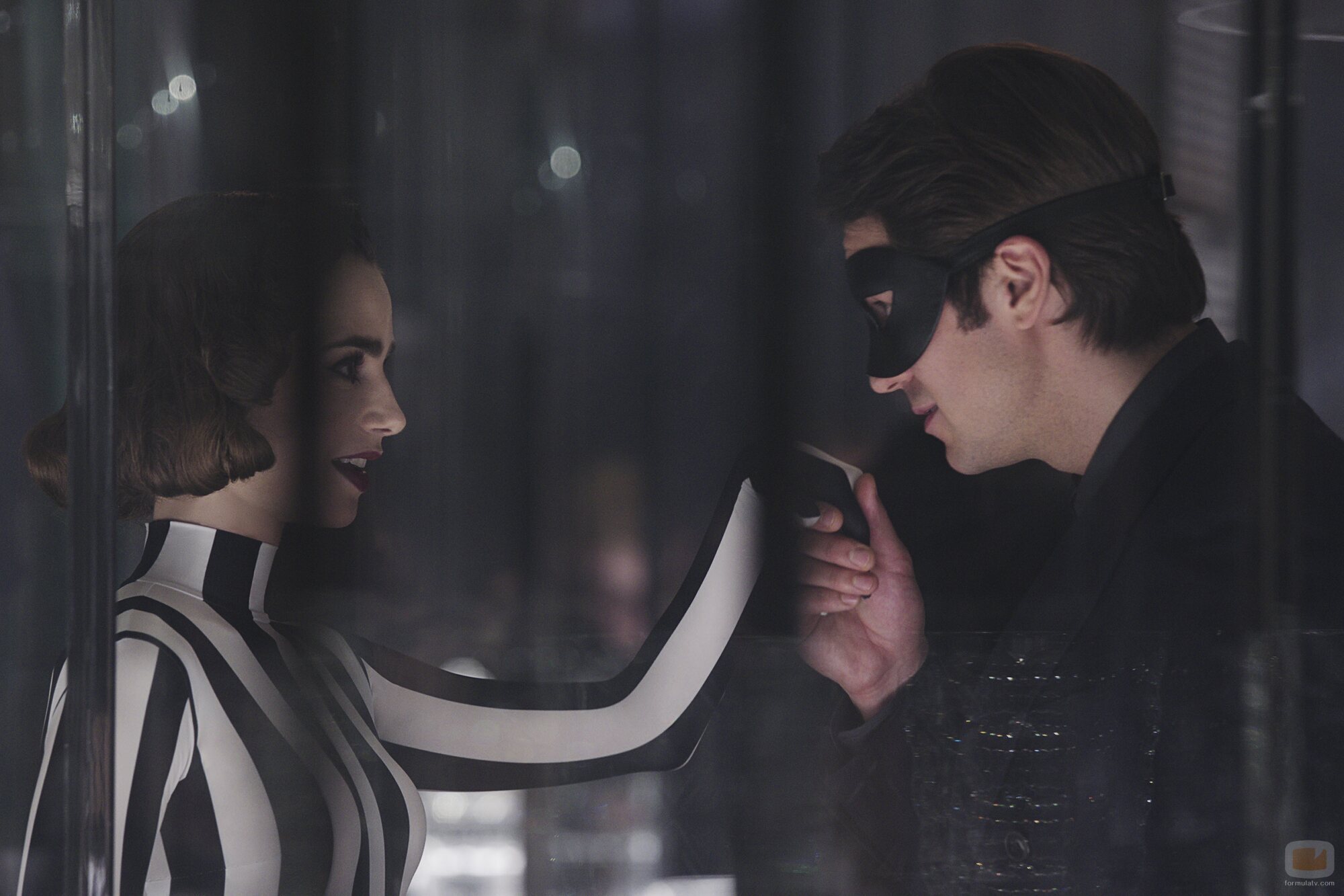Lily Collins y Lucas Bravo en el 4x03 de 'Emily en París'