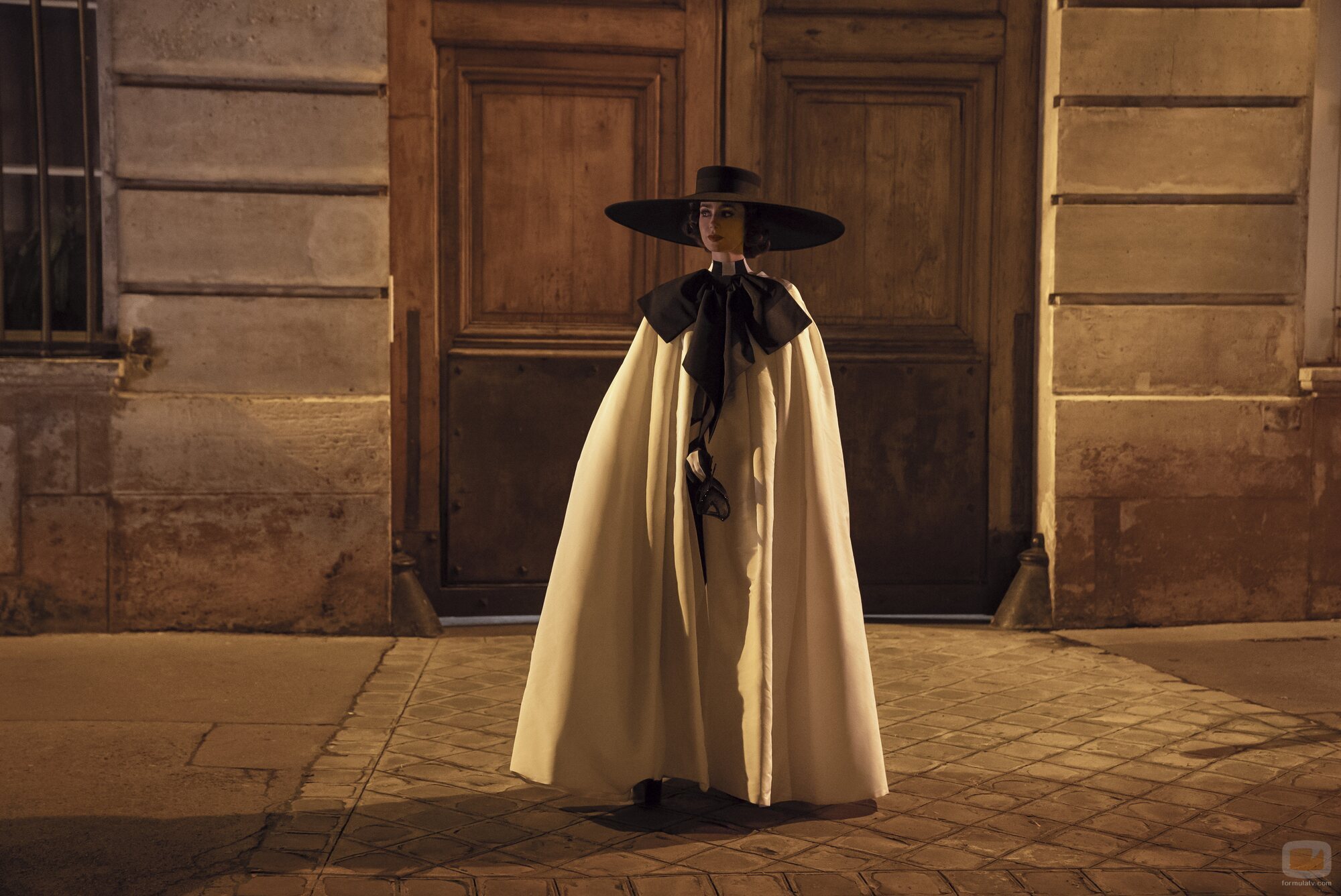 Imagen de Lily Collins en 'Baile de máscaras' de 'Emily en París'