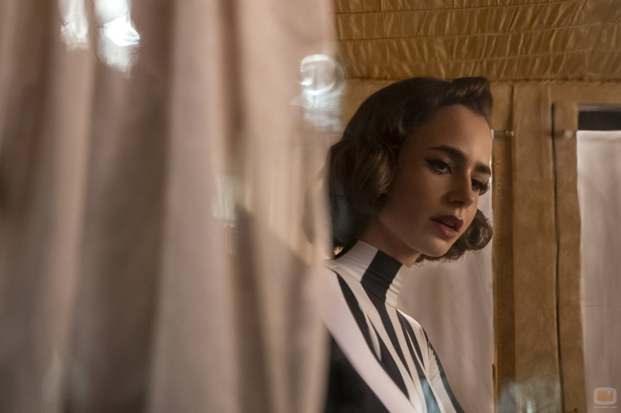 Imagen de Lily Collins en el 4x03 de 'Emily in Paris'