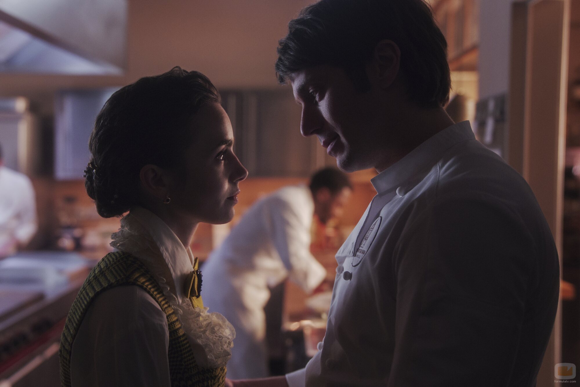 Lily Collins y Lucas Bravo en el 4x04 de 'Emily in Paris'