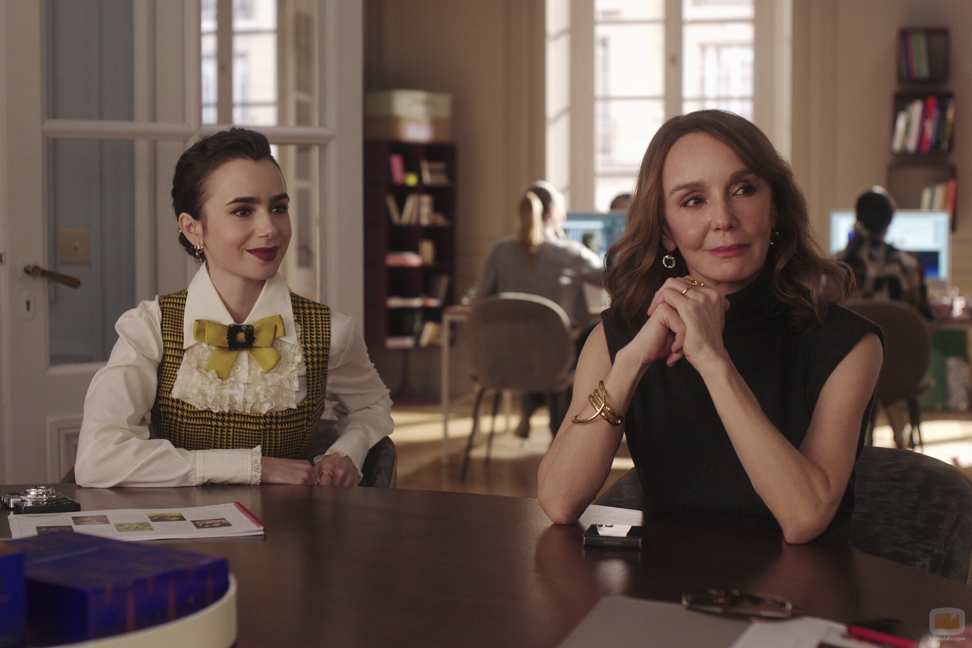 Lily Collins y Philippine Leroy-Beaulieu en el 'La zona gris' de 'Emily in Paris'