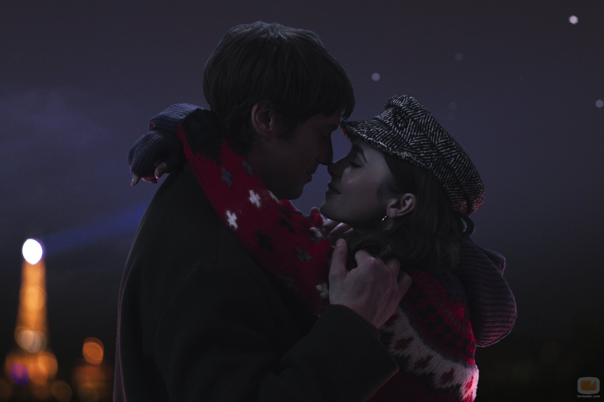 Ashley Park y Lucas Bravo en el 4x04 de 'Emily en París'