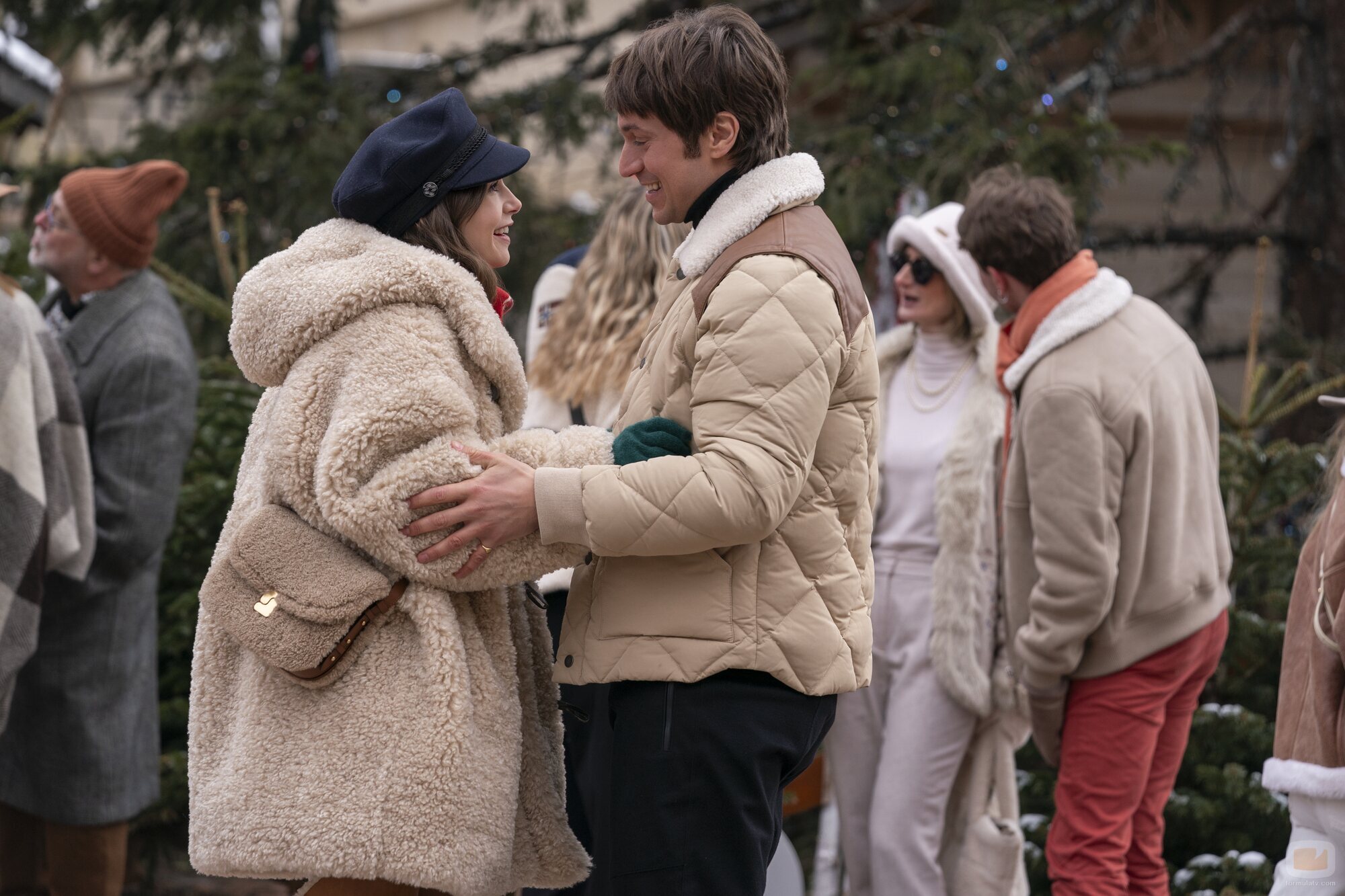Lily Collins y Lucas Bravo en el 4x06 de 'Emily en París'