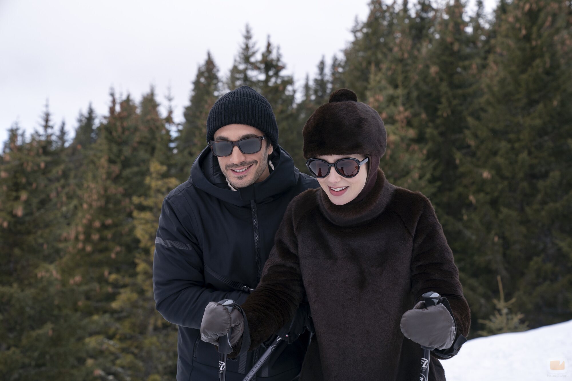 Lily Collins y Eugenio Franceschini en el 4x06 de 'Emily in Paris'