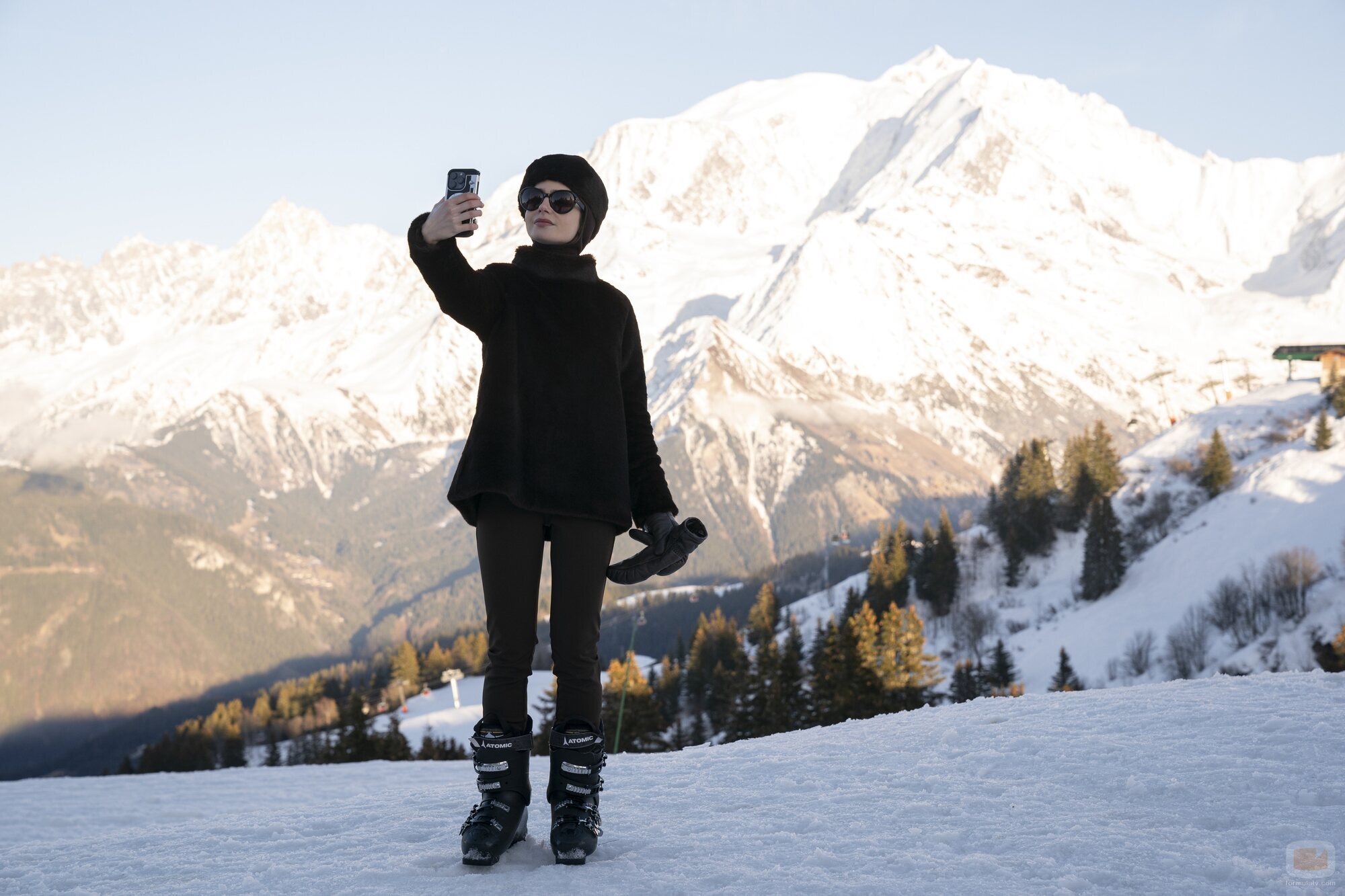 Lily Collins en el 4x06 de 'Emily en París'