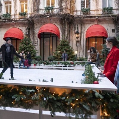 Lily Collins y Lucas Bravo en el 4x06 de 'Emily in Paris'