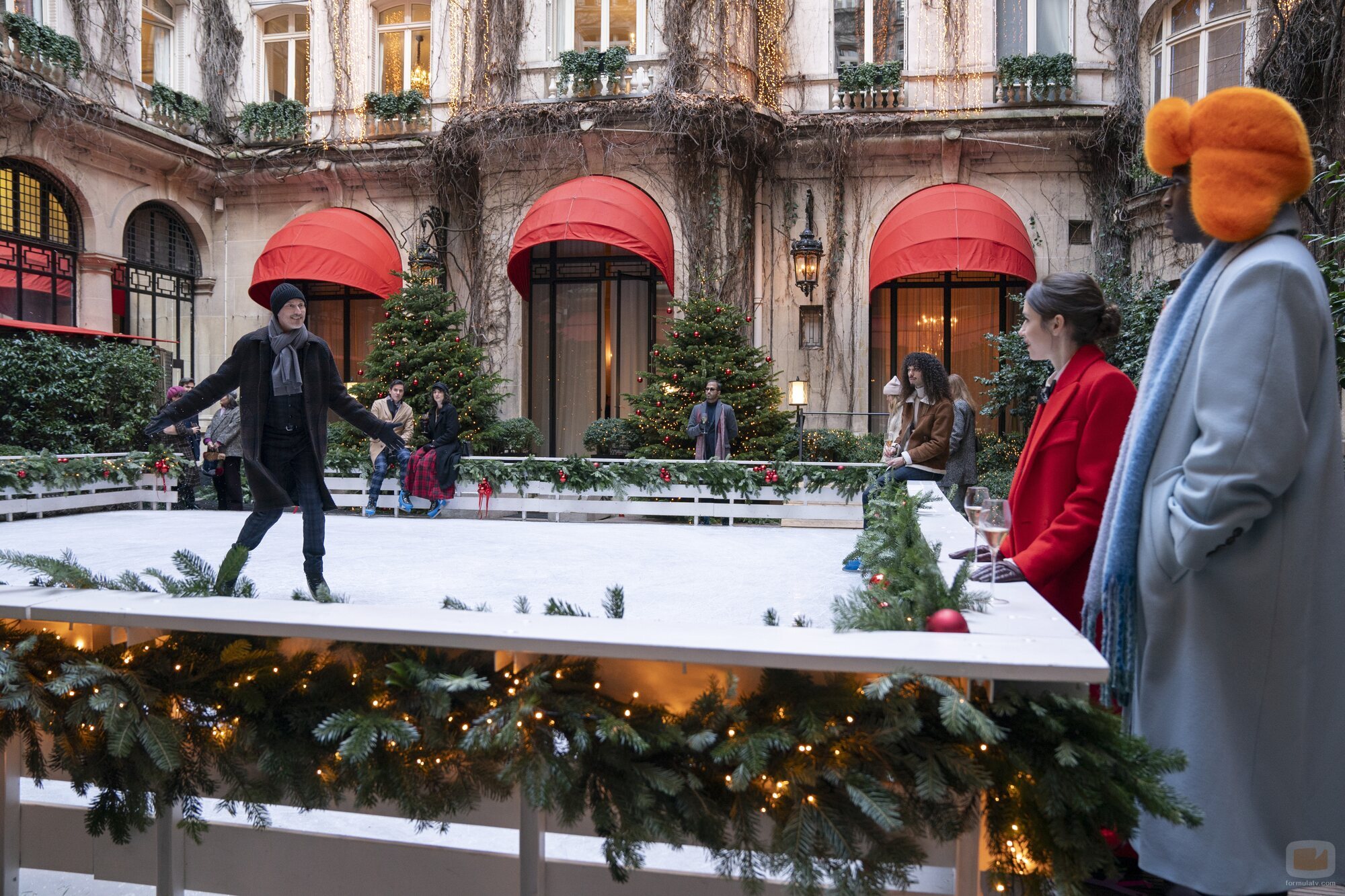 Lily Collins y Lucas Bravo en el 4x06 de 'Emily in Paris'