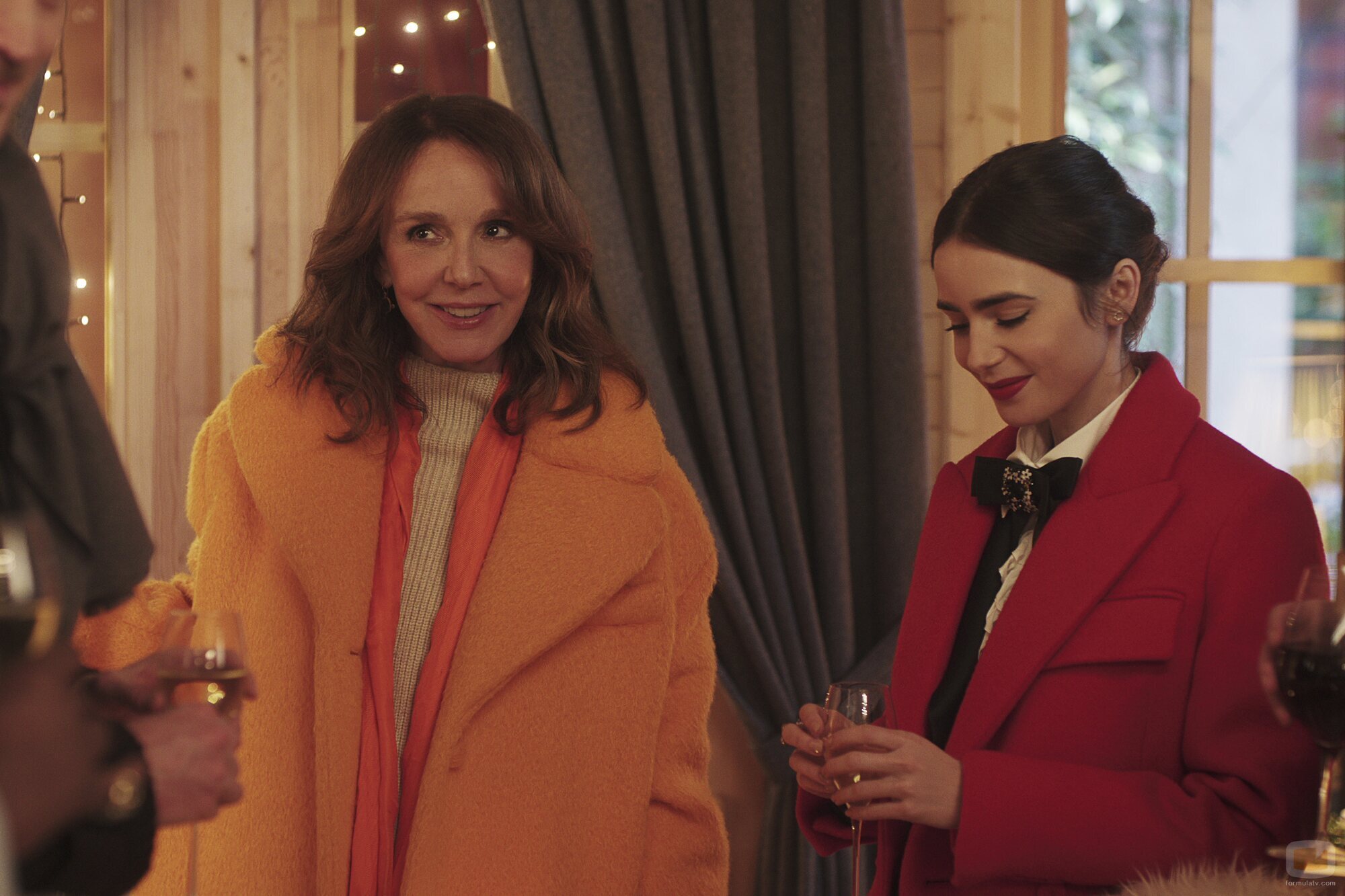 Lily Collins y Philippine Leroy-Beaulieu en 'La última Navidad' de 'Emily en París'
