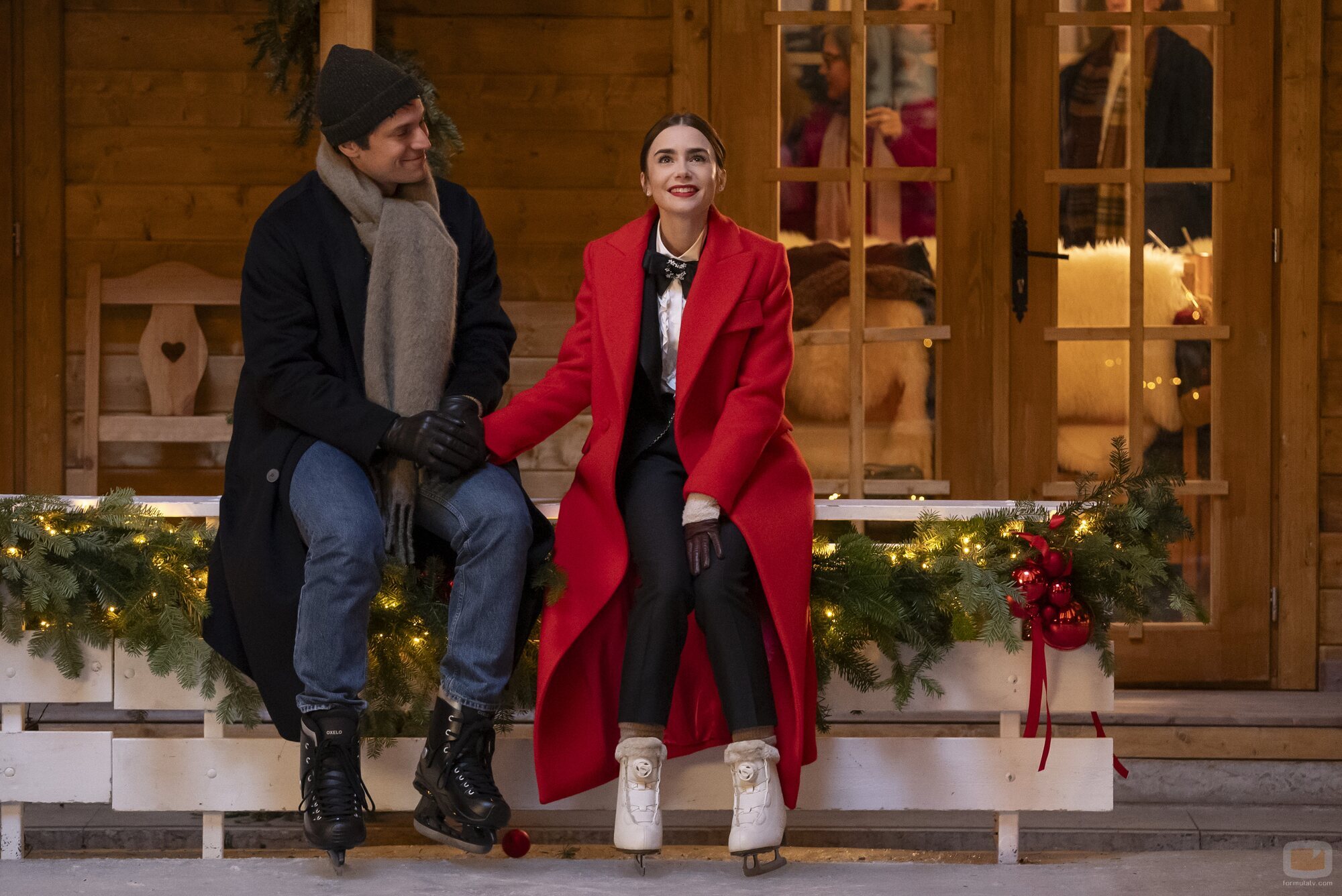 Foto de Lily Collins y Lucas Bravo en el 4x06 de 'Emily en París'