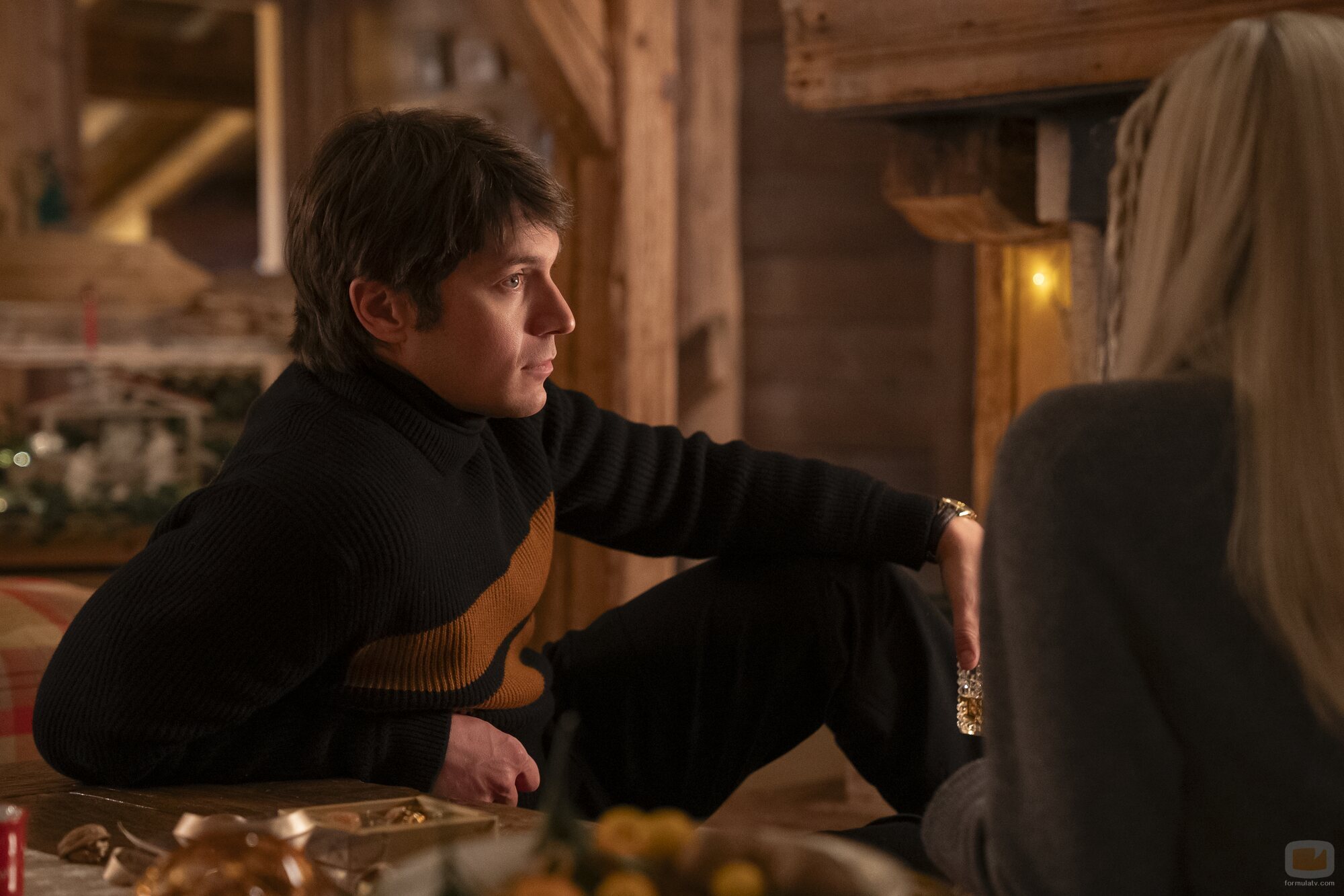 Still de Lucas Bravo en el 4x06 de 'Emily in Paris'