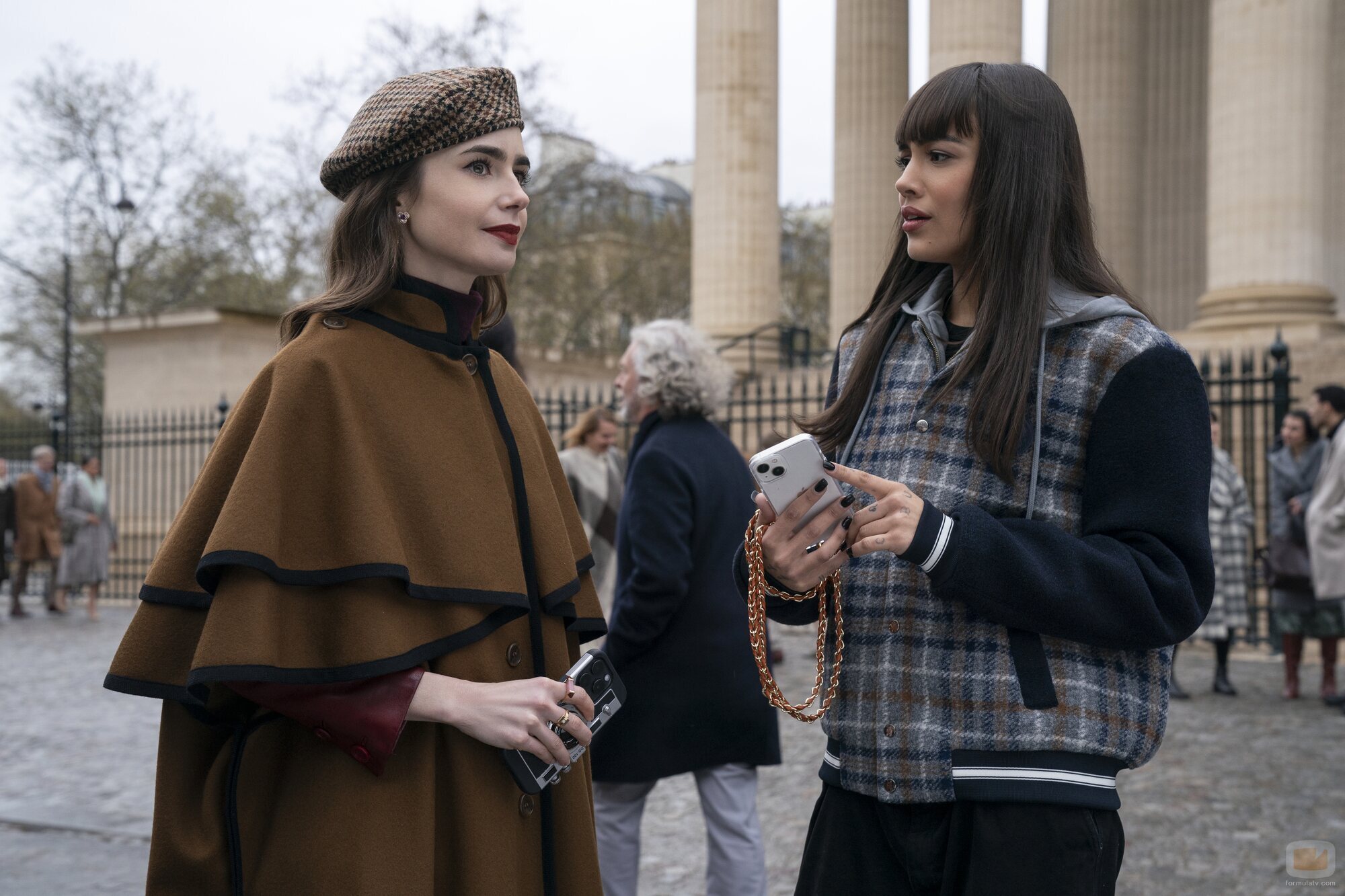 Lily Collins y Thalia Besson en el 4x07 de 'Emily in Paris'
