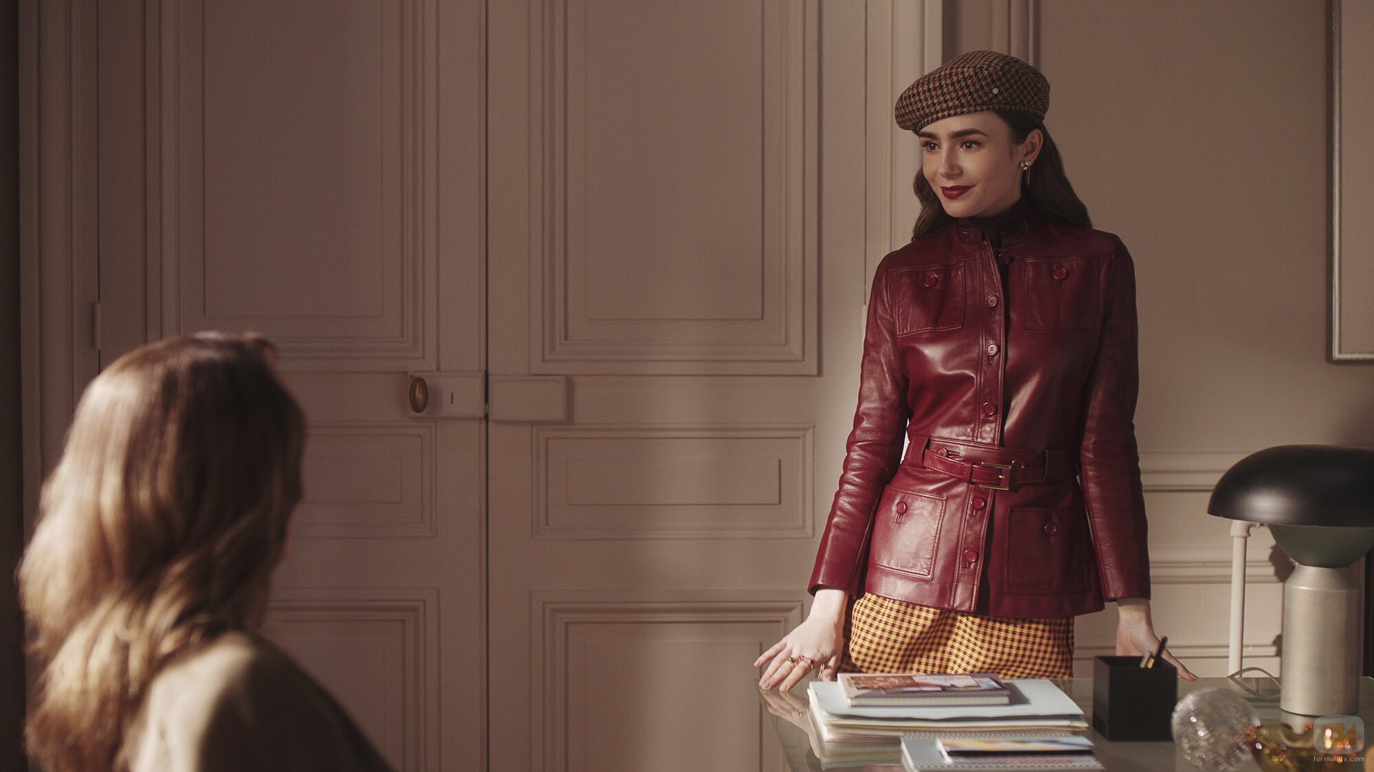 Lily Collins en el 4x07 de 'Emily en París'