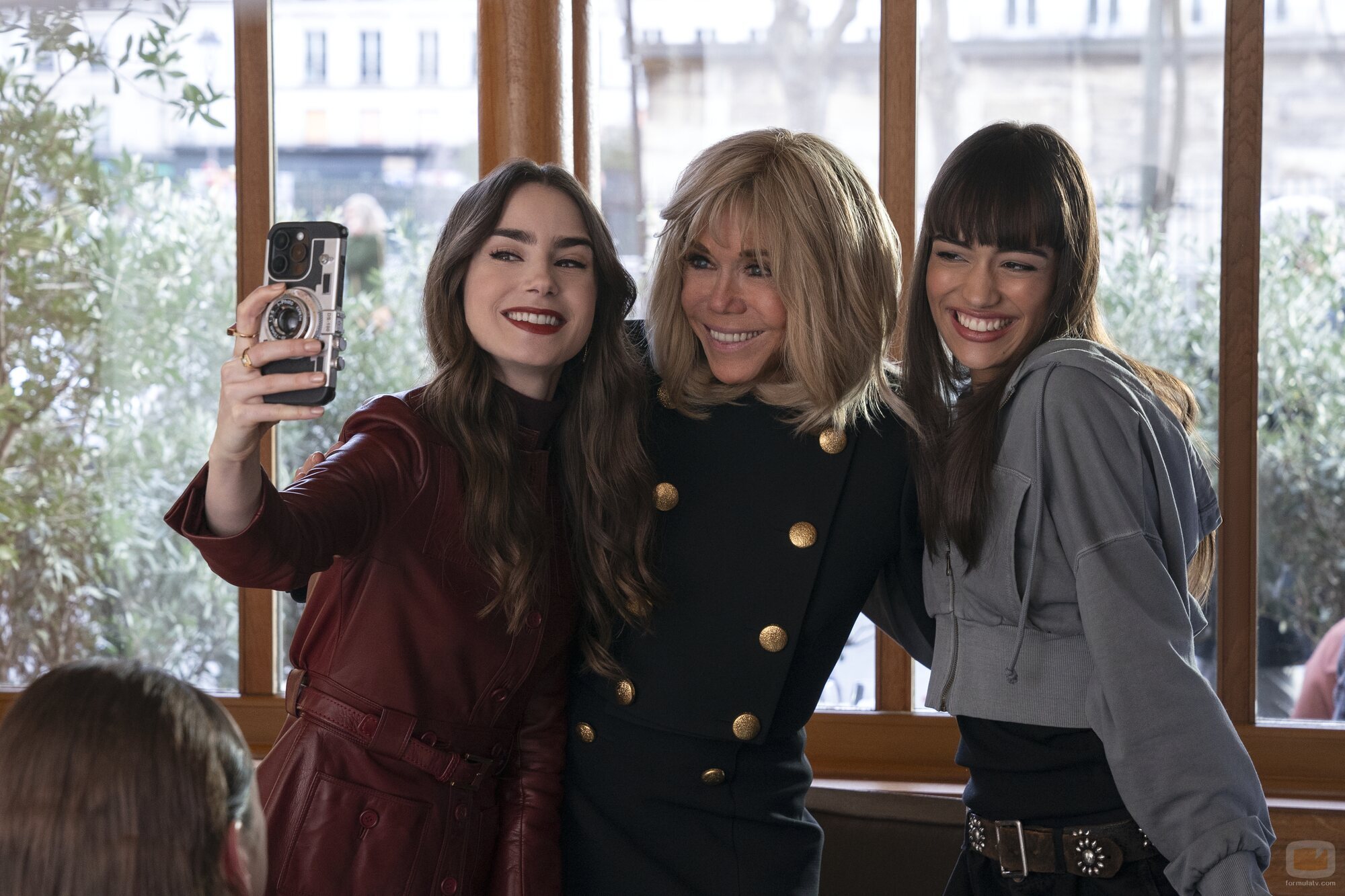Imagen de Lily Collins y Thalia Besson en el 4x07 de 'Emily in Paris'